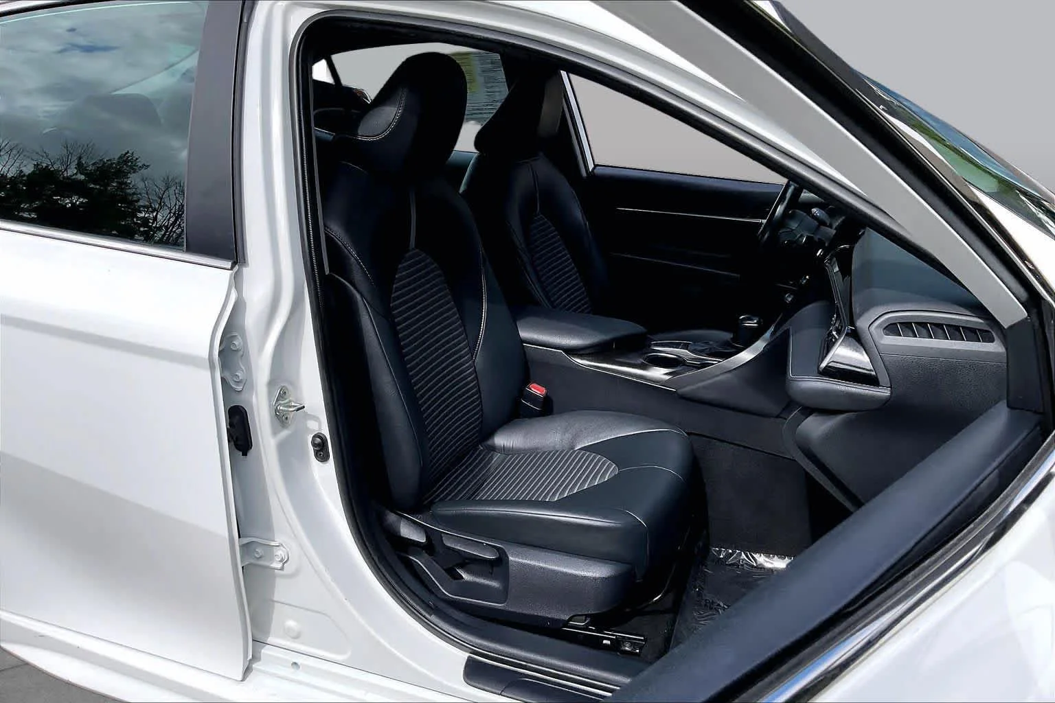Used 2024 Ice Cap Toyota SE image 9