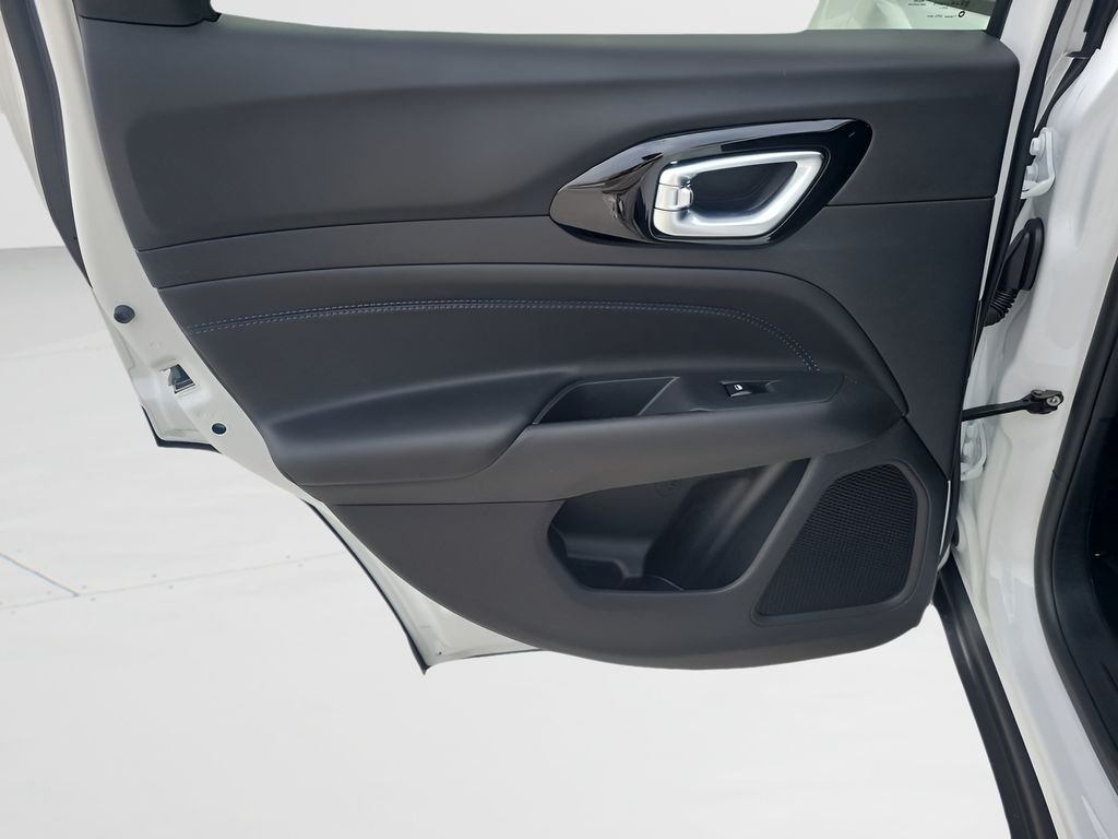 New 2026 Bright White Clear-Coat Exterior Paint Jeep Latitude image 41