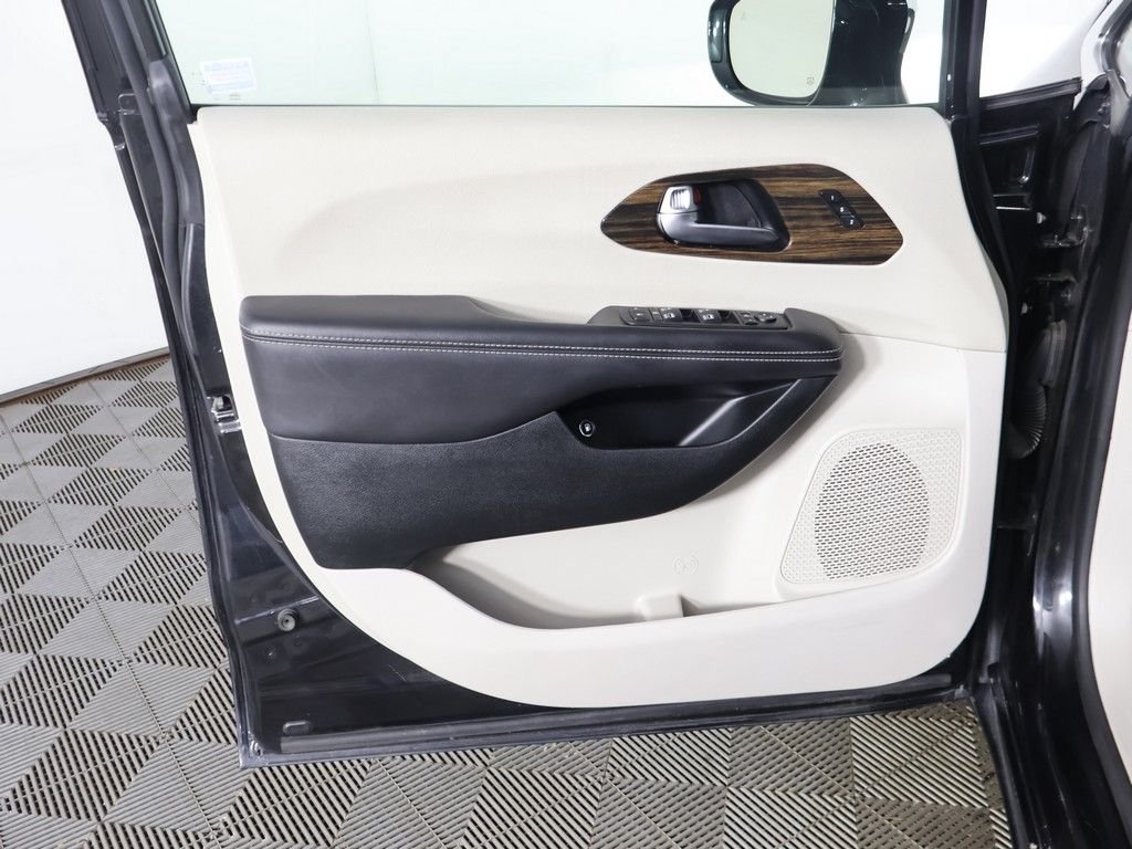 Used 2023 Black Chrysler Limited image 27