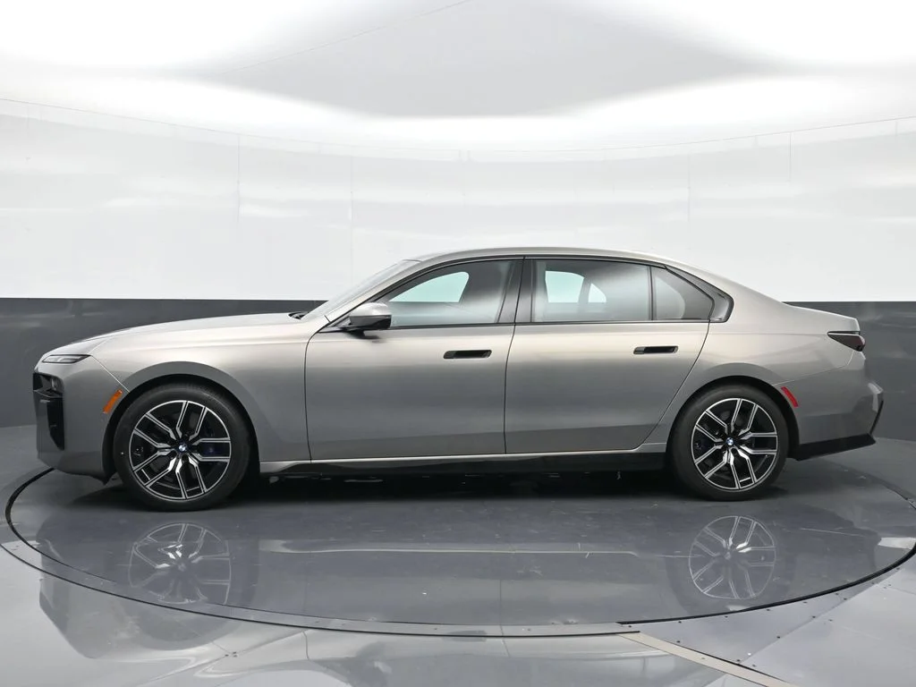 Certified Used 2023 Oxide Grey Met BMW 740i image 3
