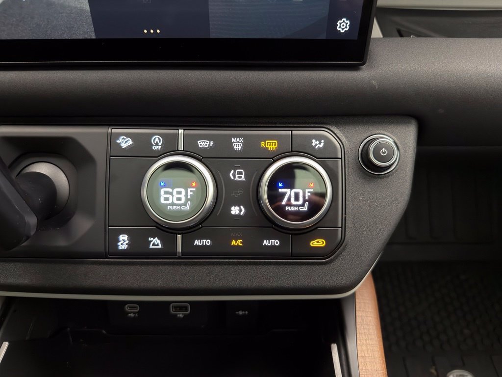 Used 2022 Santorini Black Metallic Land Rover SE image 11