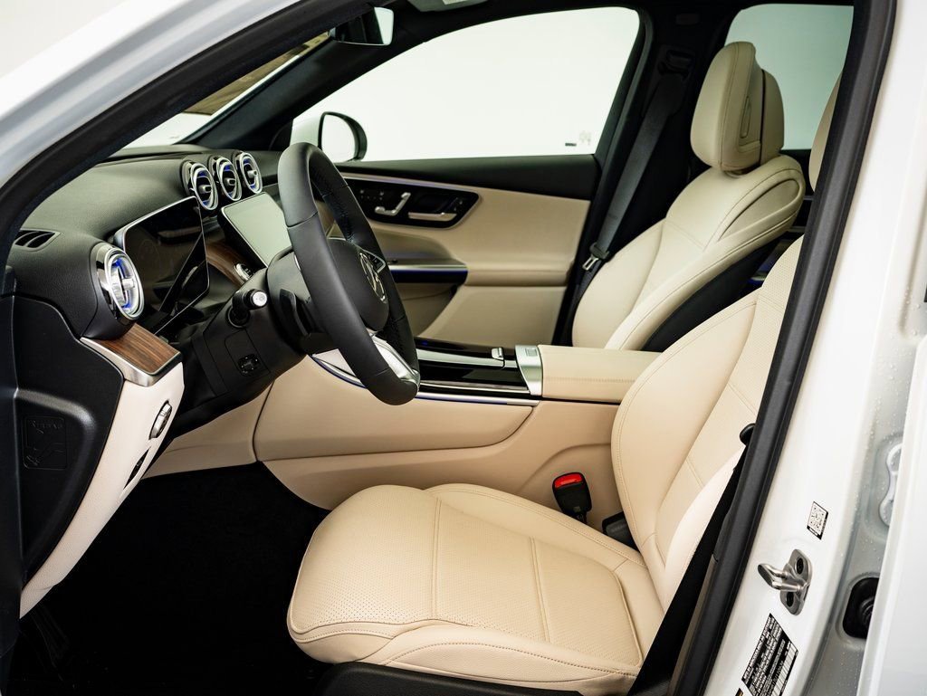 New 2026 MANUFAKTUR Moonlight White Metallic Mercedes-Benz GLC 300 image 19