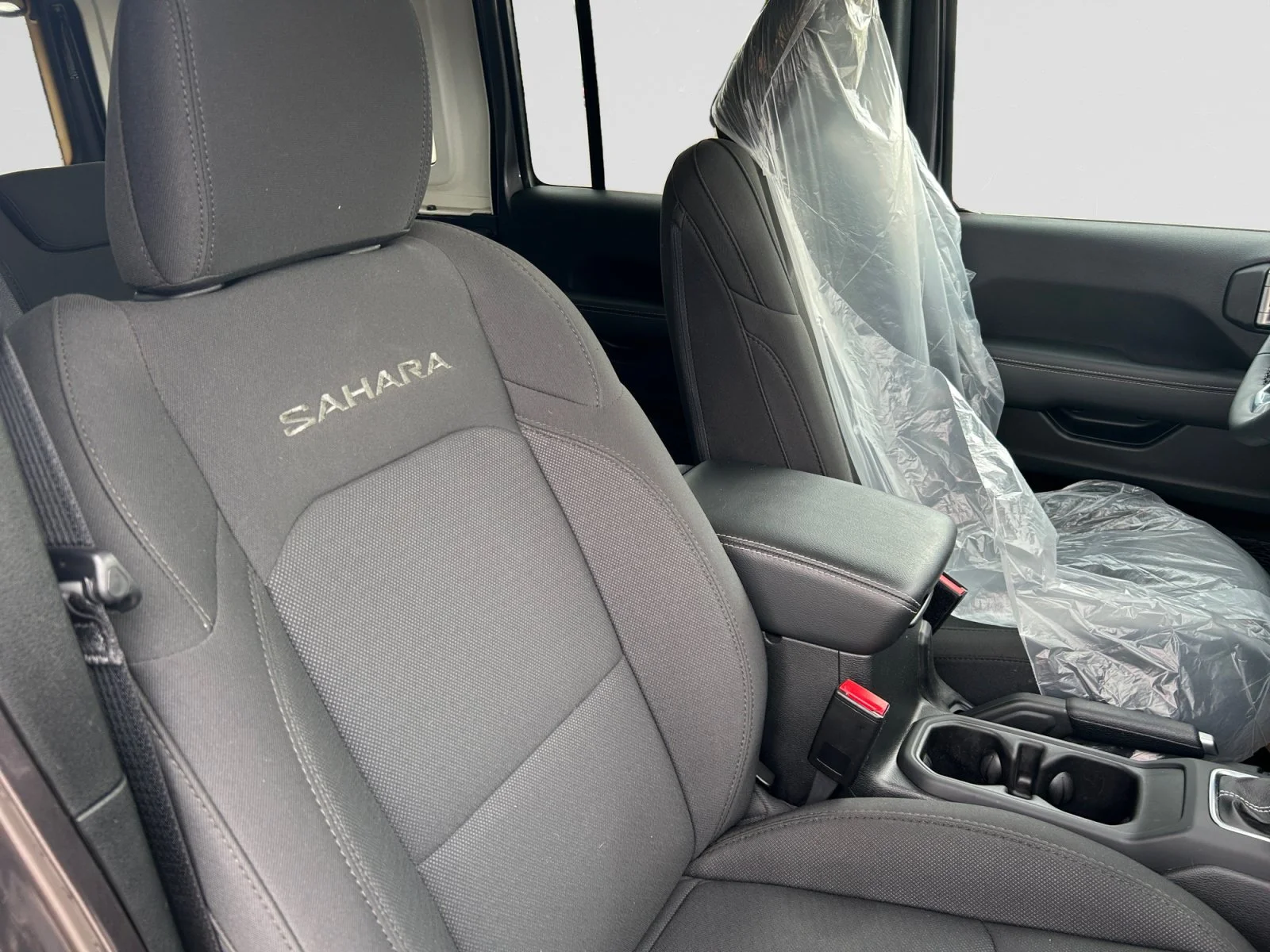 Used 2023 Granite Crystal Metallic Jeep SAHARA image 12