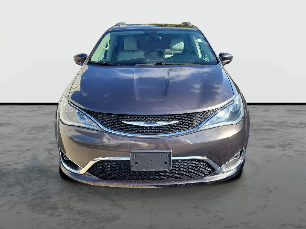Used 2018 Gray Chrysler Touring L image 5