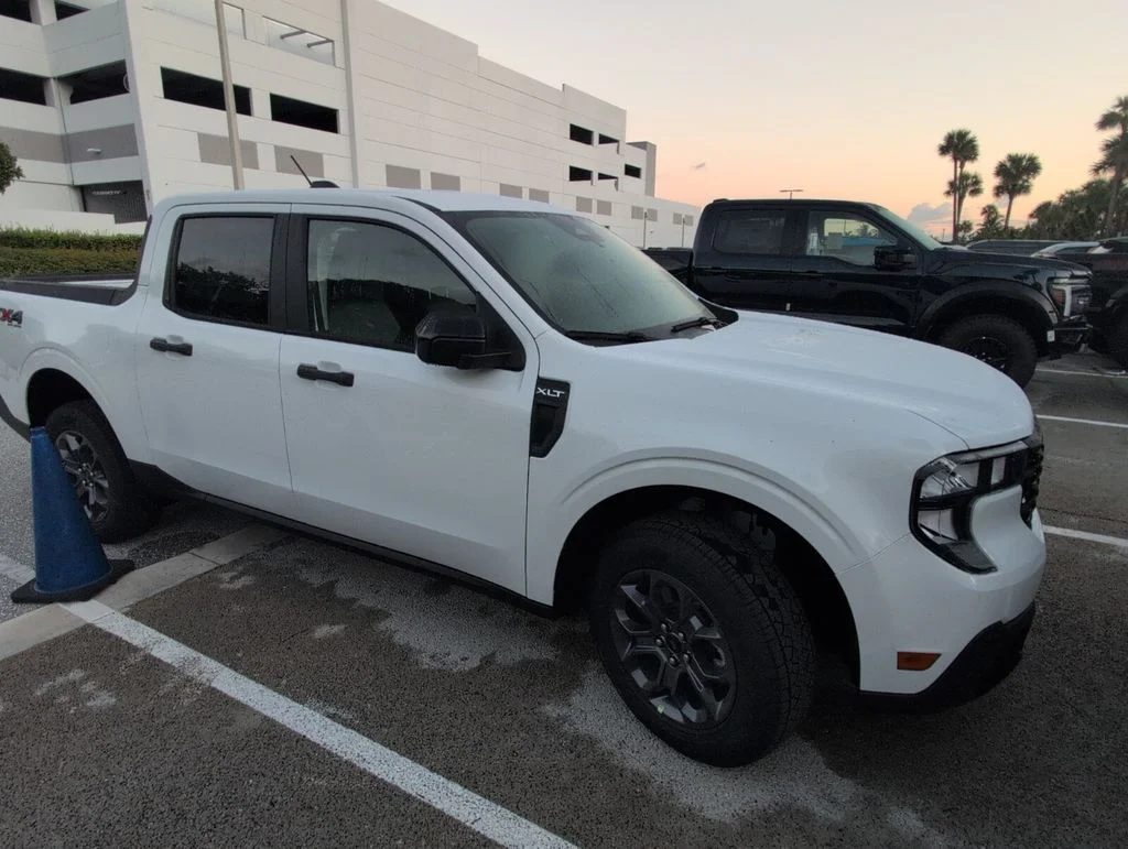 New 2025 Oxford White Ford XLT image 2