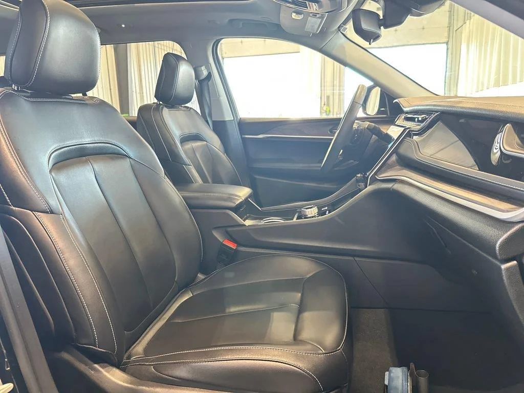 Used 2023 Diamond Black Crystal Pearlcoat Jeep Limited image 37