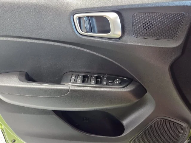 Used 2023 Green Hyundai SEL image 30