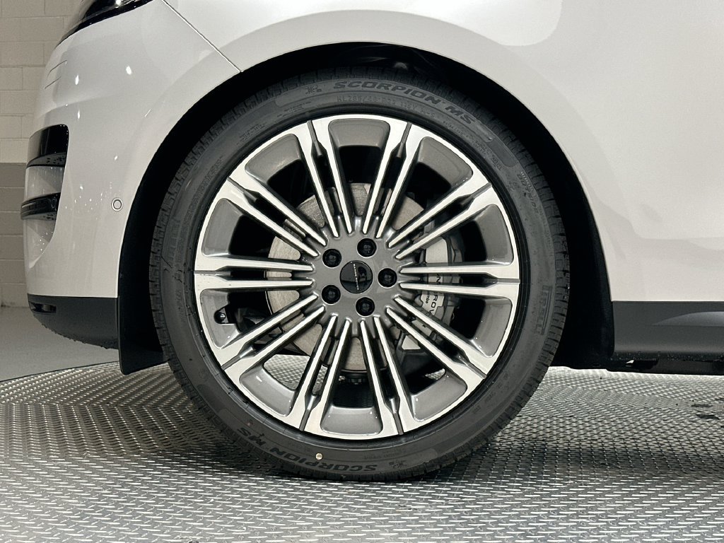 New 2027 Borasco Grey Land Rover SE image 5
