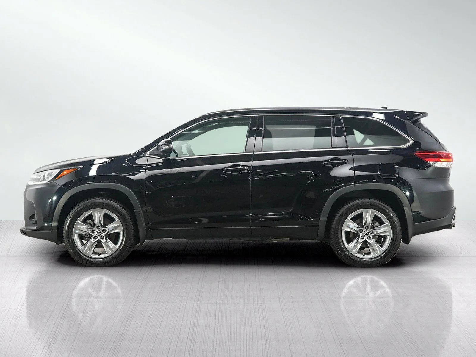 Used 2019 Toyota Highlander Limited with VIN 5TDDZRFH2KS949736 for sale in Wayzata, Minnesota