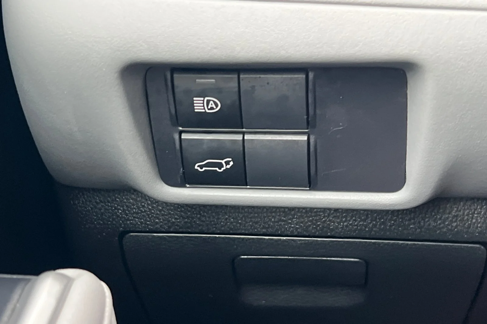 Used 2022 Moon Dust Toyota Hybrid XLE image 32