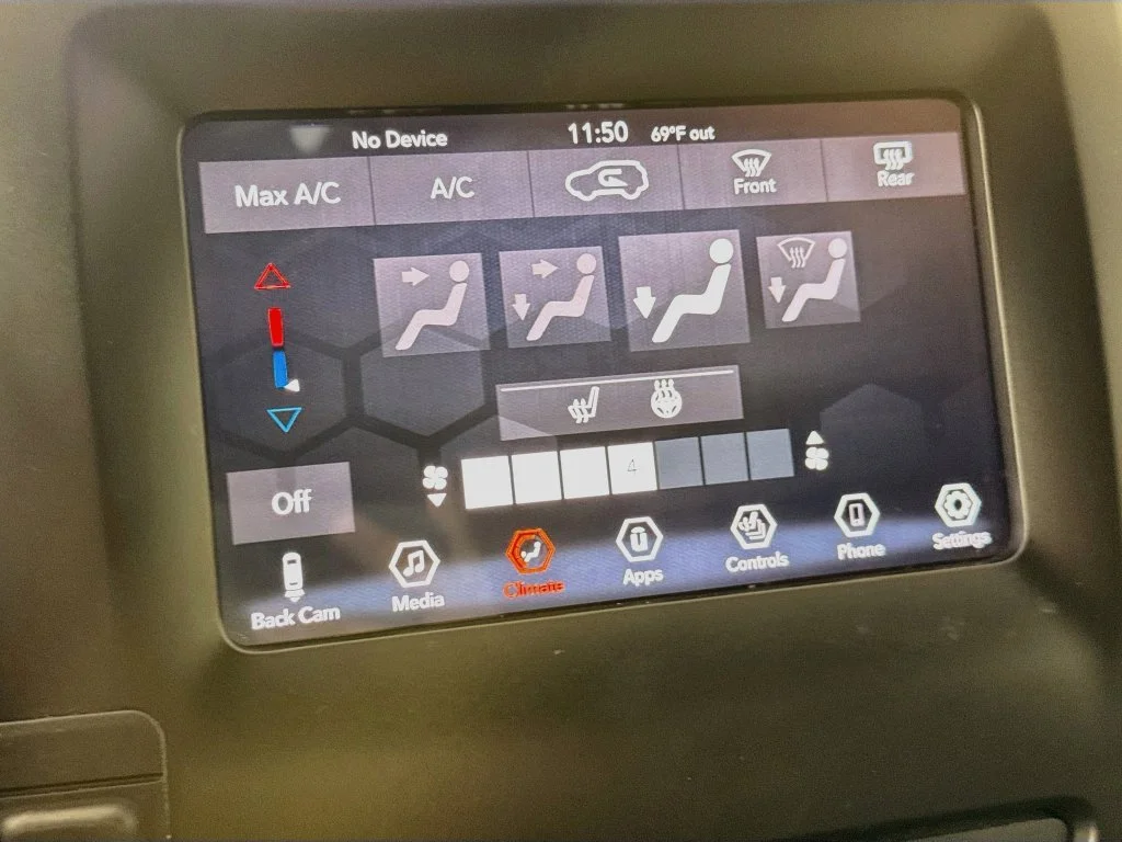 Used 2019 Black Jeep Latitude Plus image 19