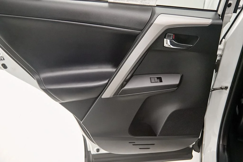 Used 2018 White Toyota XLE image 18