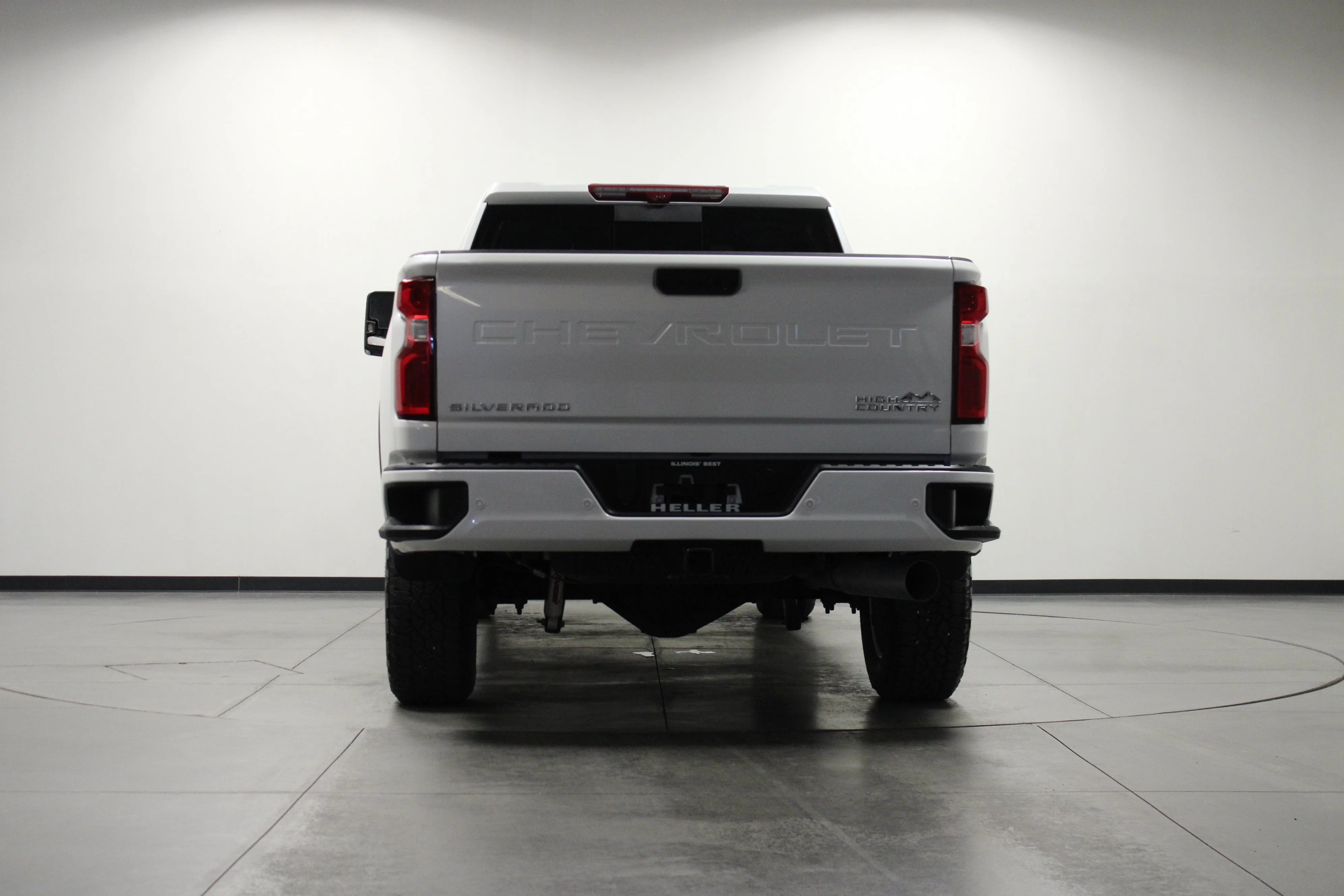 Used 2024 Iridescent Pearl Tricoat Chevrolet High Country image 5