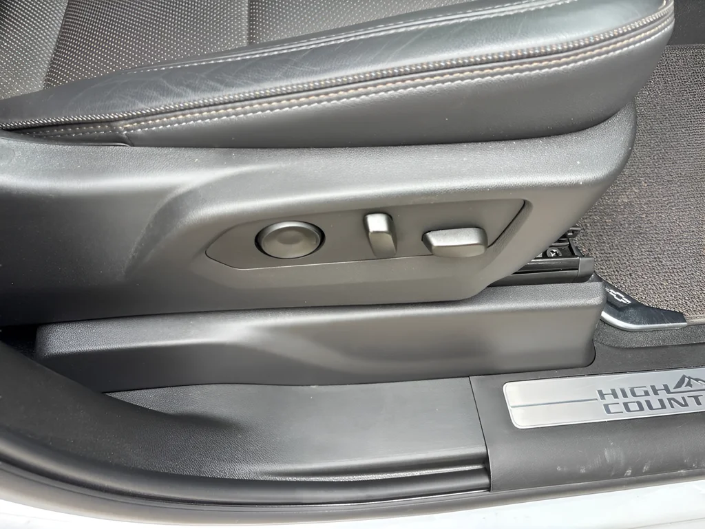 Used 2025 Pearl Chevrolet High Country image 36