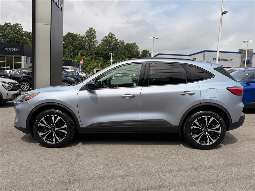 Used 2022 Blue Ford SEL image 4