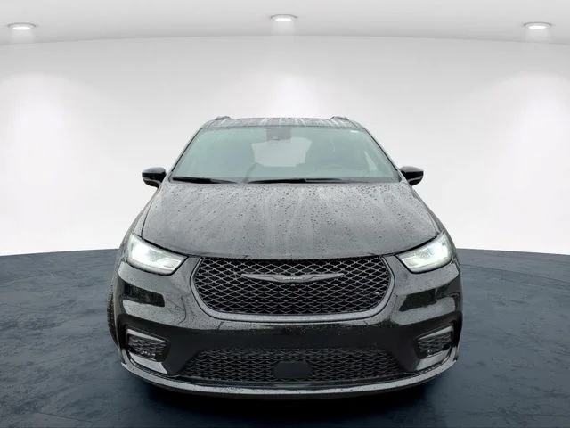 Used 2025 Black Chrysler Limited image 4