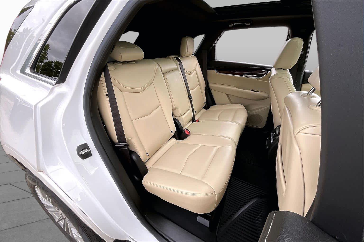 Used 2018 Crystal White Tricoat Cadillac Luxury FWD image 21