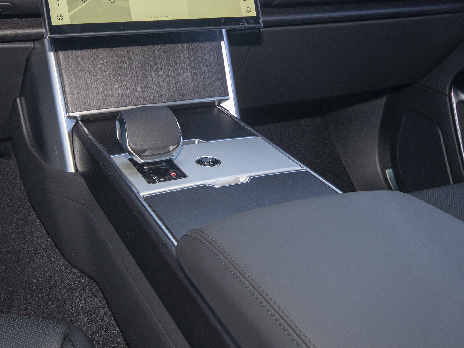 New 2026 Carpathian Grey Land Rover SE image 27