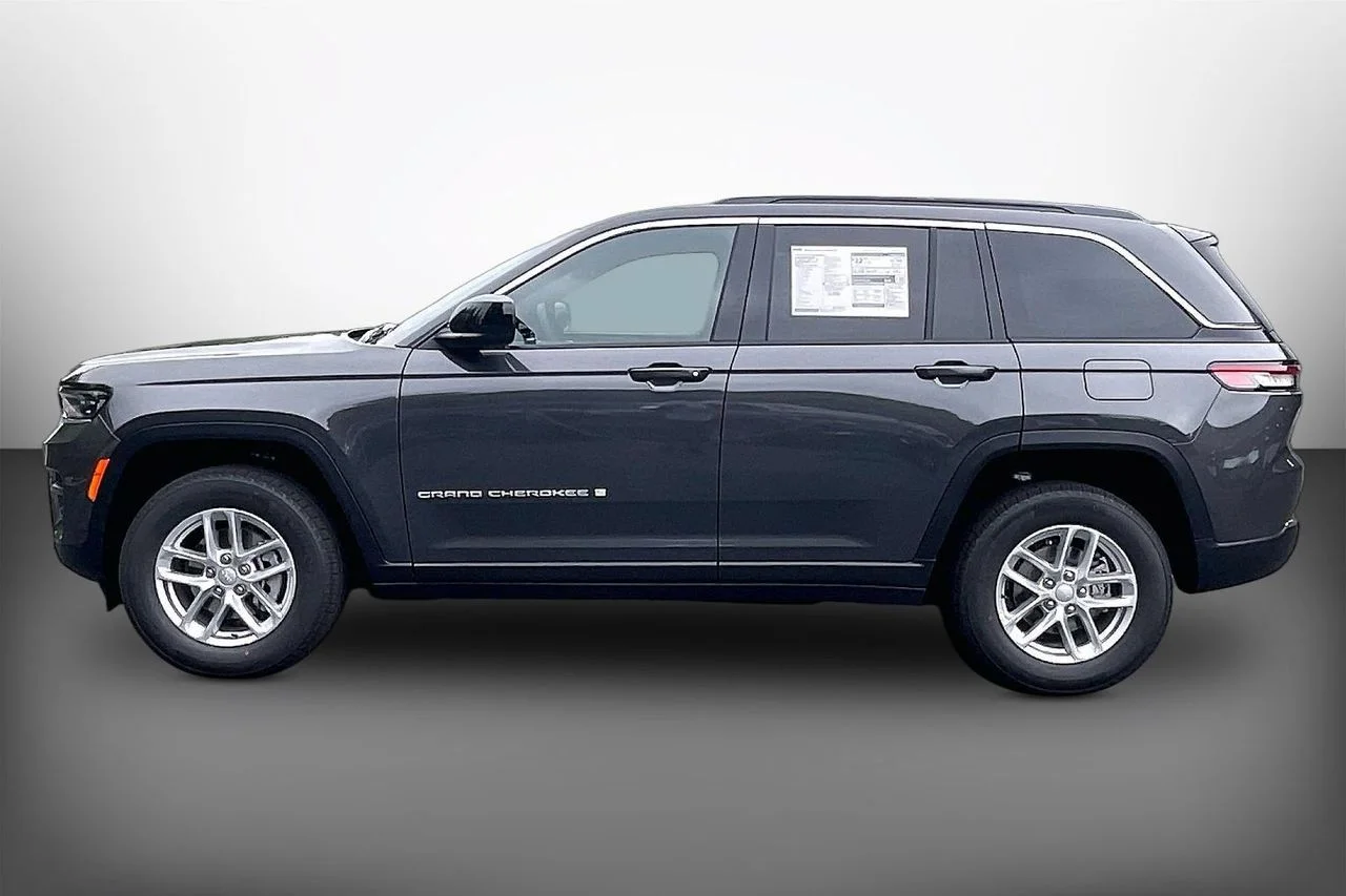 New 2026 Baltic Gray Metallic Clearcoat Jeep Laredo image 5