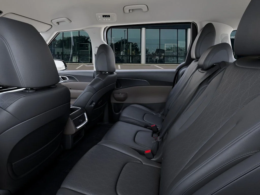 New 2026 Snow White Pearl Kia LXS image 19