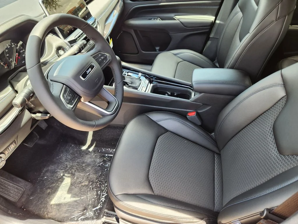 New 2026 Diamond Black Crystal Pearlcoat Jeep Latitude image 9