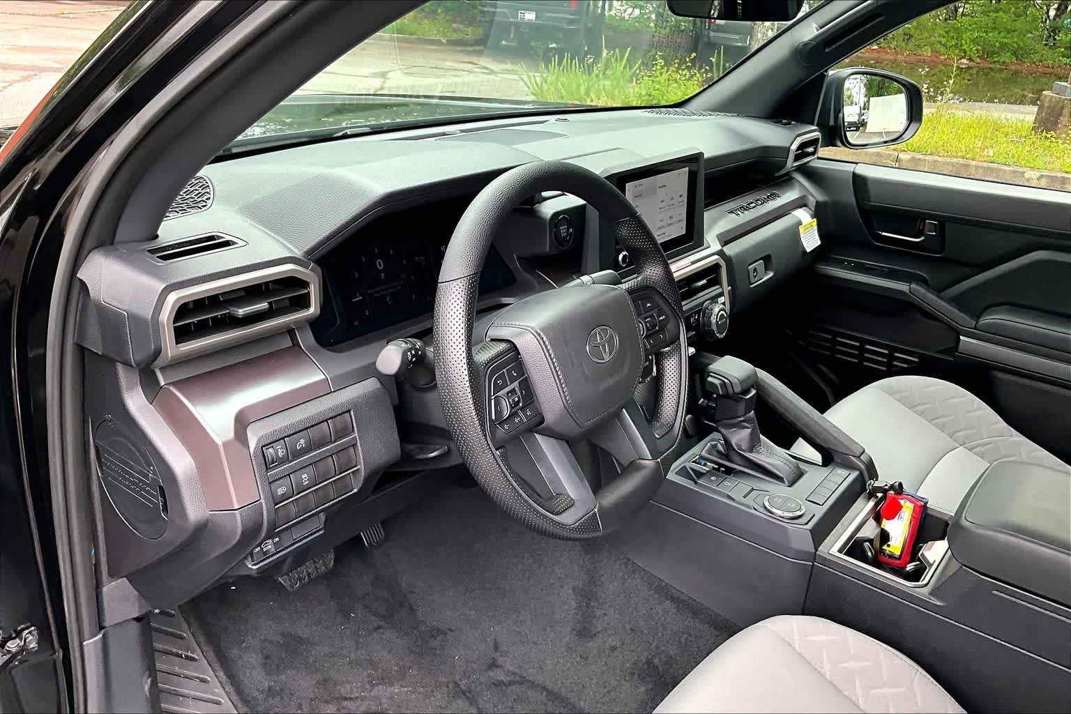 2025 Toyota Tacoma SR5 - Photo 17