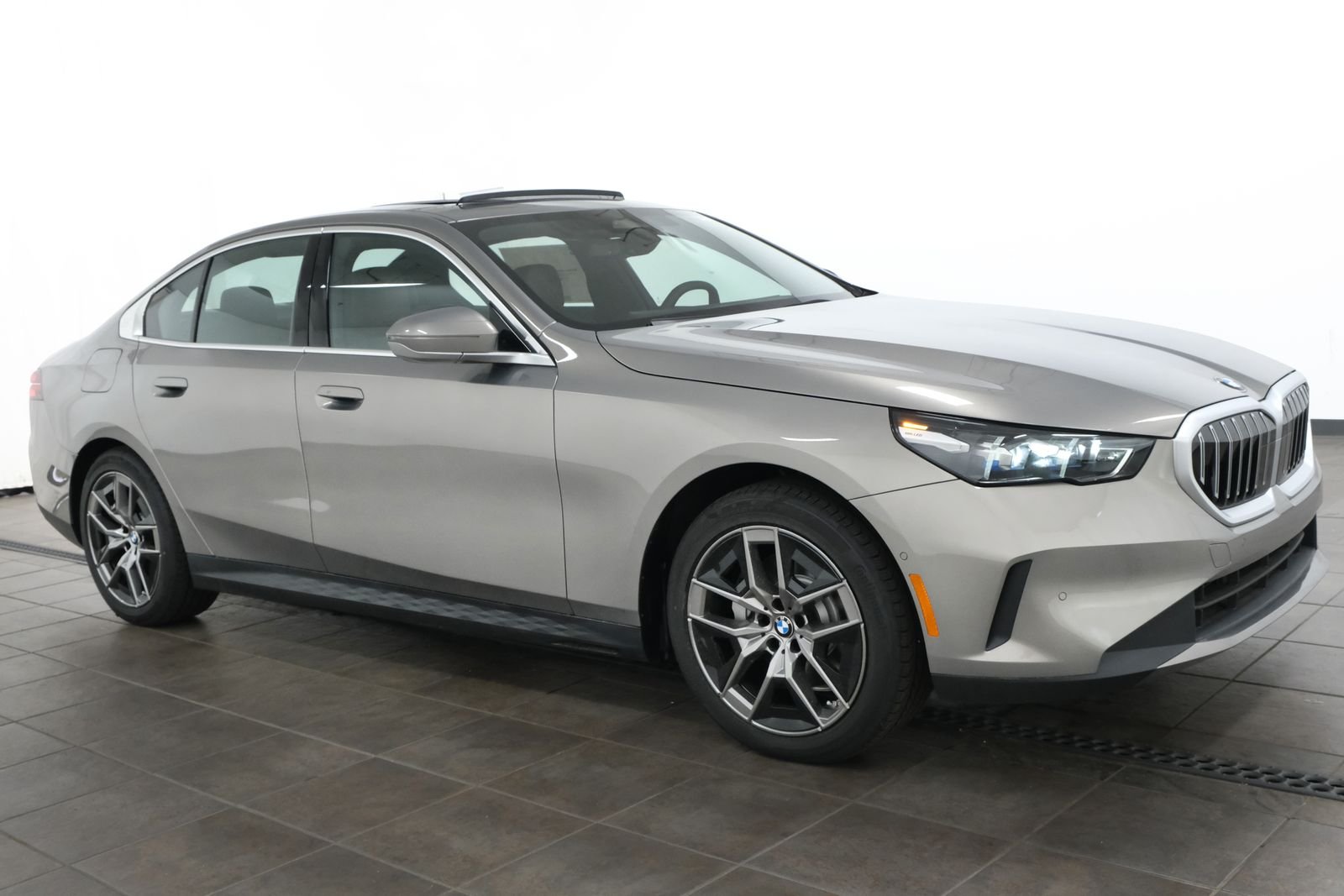 New 2027 Oxide Grey Metallic BMW 530i xDrive image 7