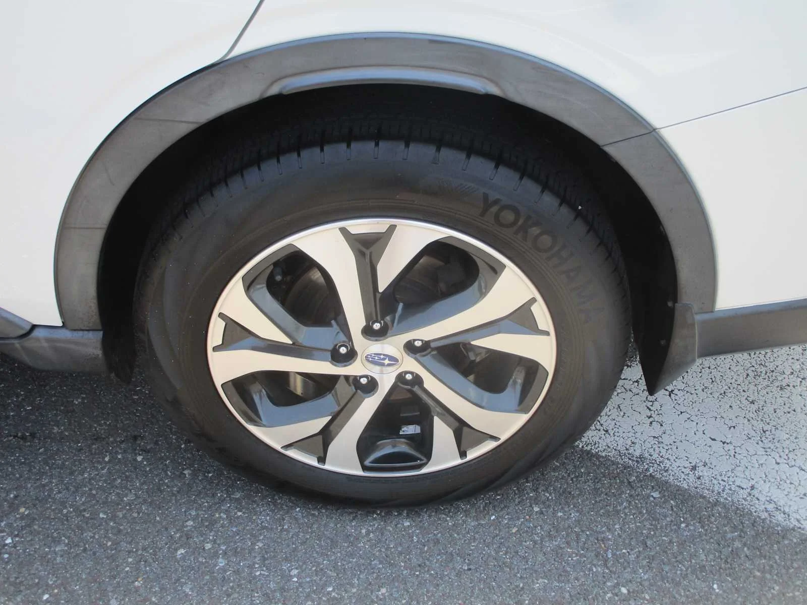 Used 2020 Crystal White Pearl Subaru Limited image 8
