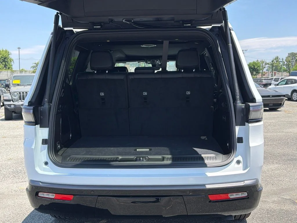 New 2026 Bright White Clear-Coat Exterior Paint Jeep  image 15