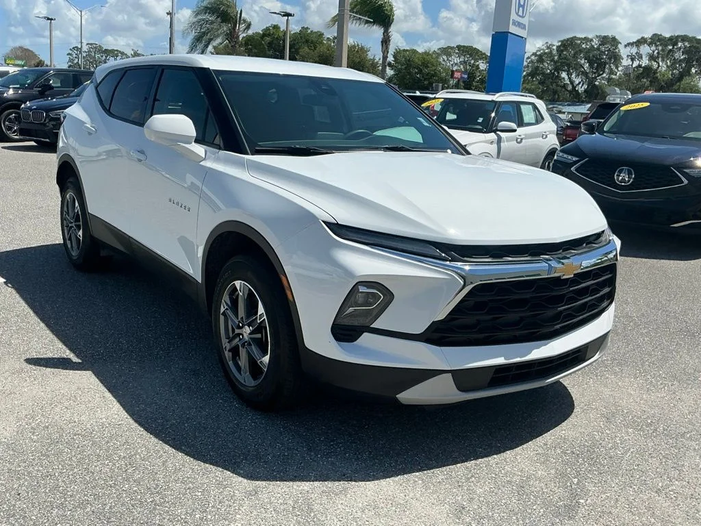 Used 2025 White Chevrolet LT image 9