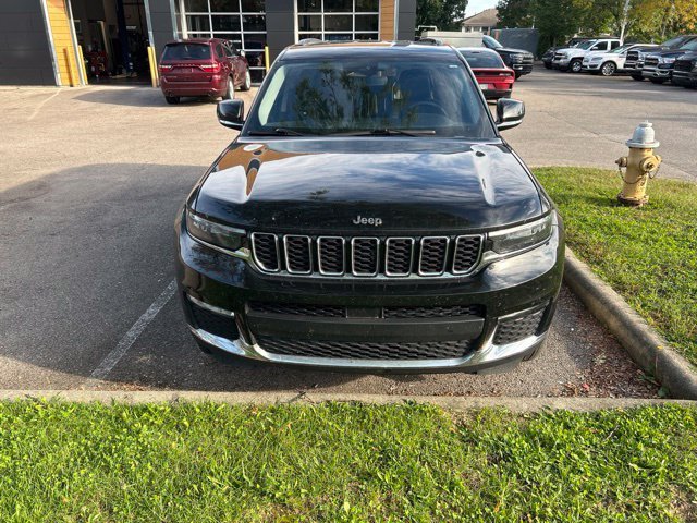 Used 2023 Diamond Black Crystal Pearlcoat Jeep Limited image 2
