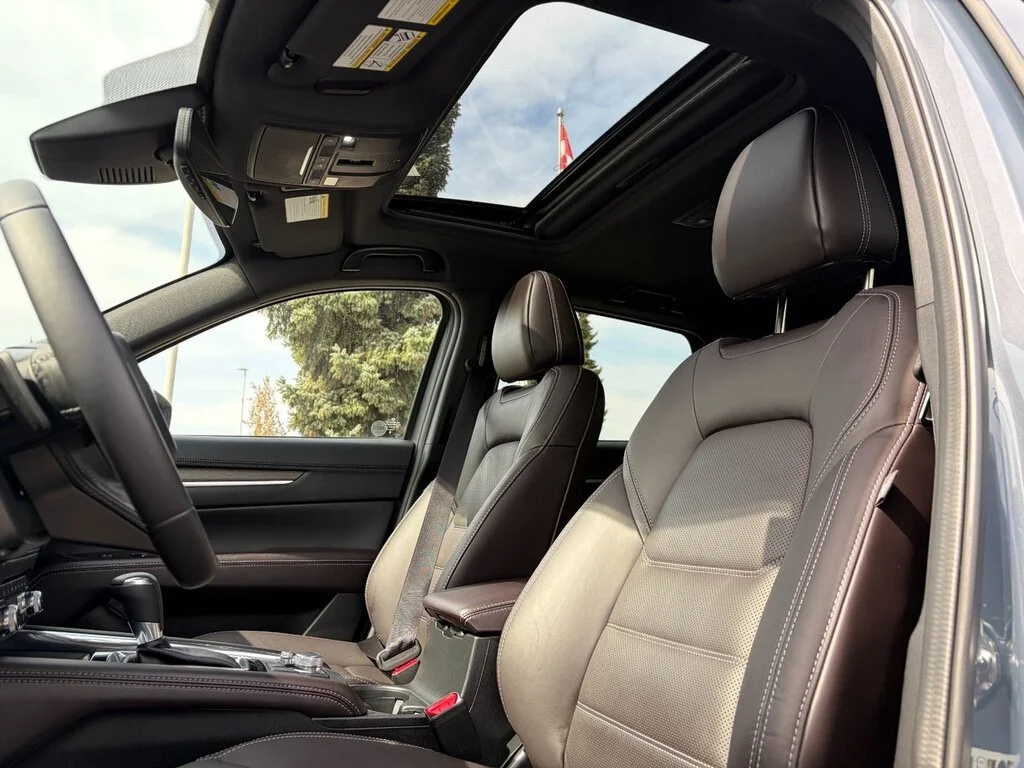Used 2024  Mazda Signature AWD at Top of the Line. Turbo! Finance a image 18