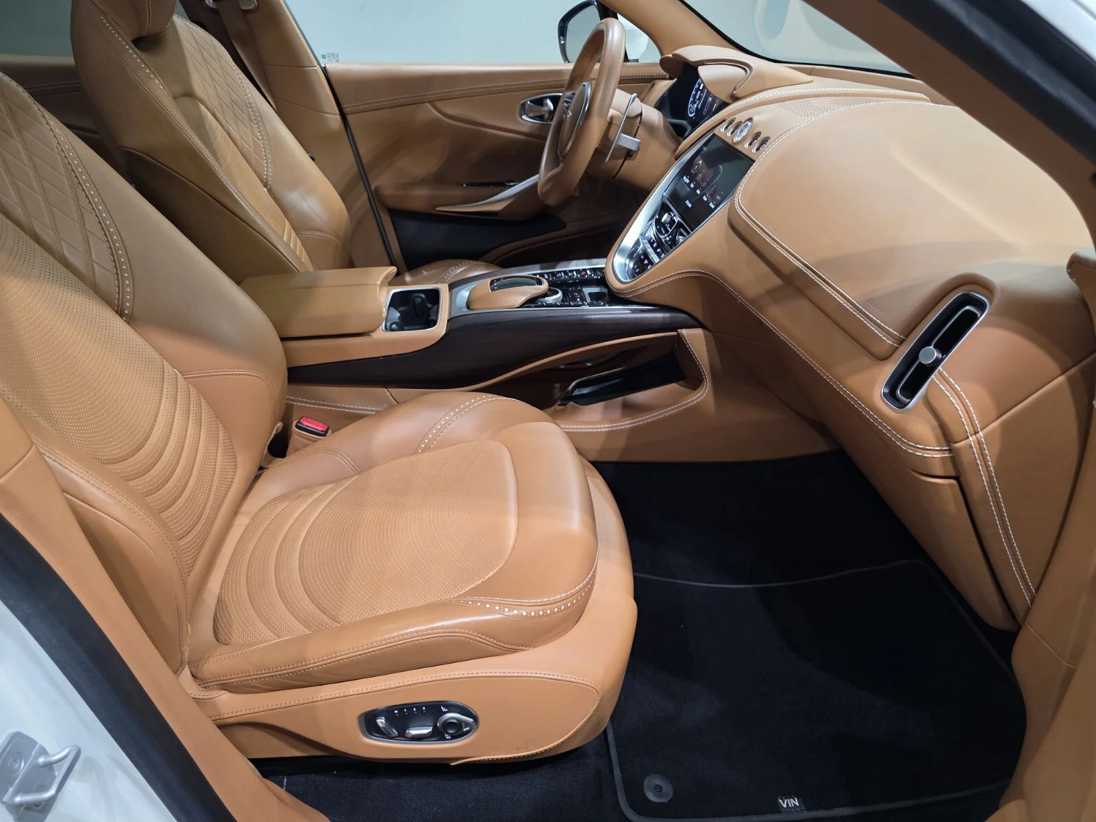 Used 2022 Stratus White Gloss Aston Martin 550 image 21