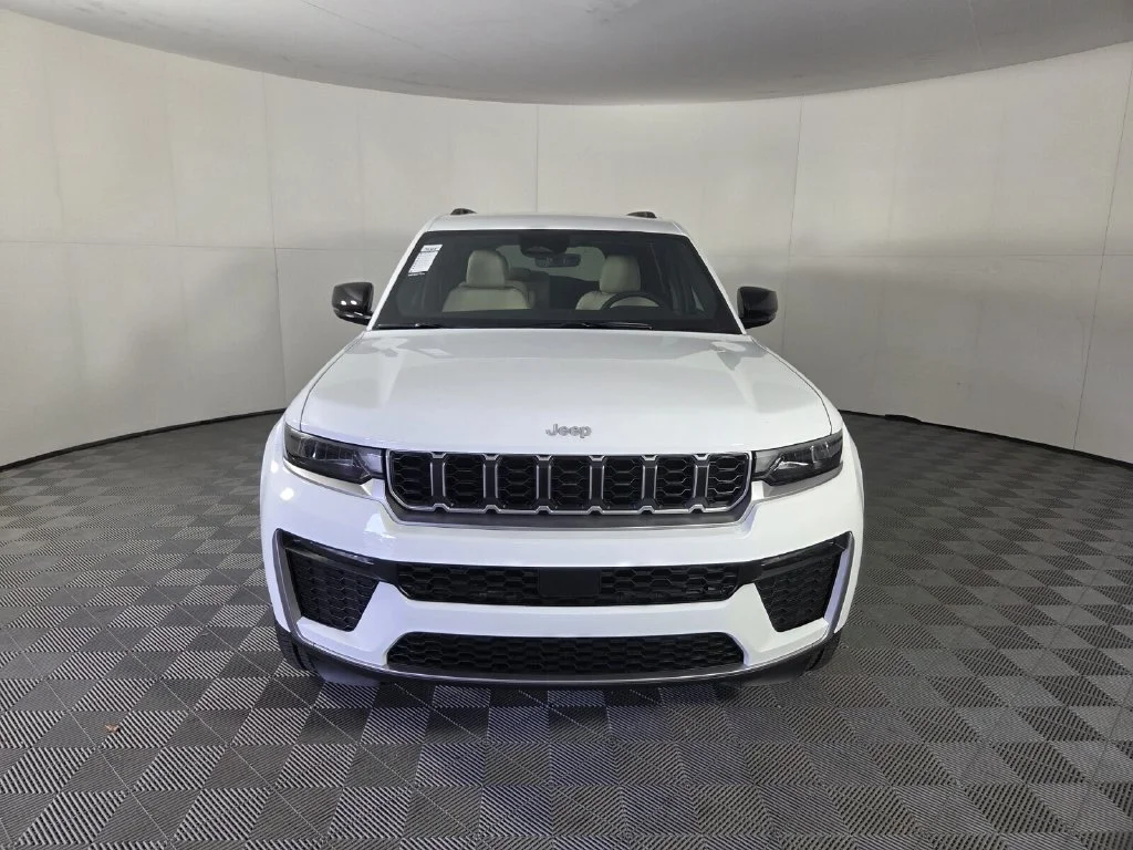 New 2026 Bright White Clear-Coat Exterior Paint Jeep Limited image 3