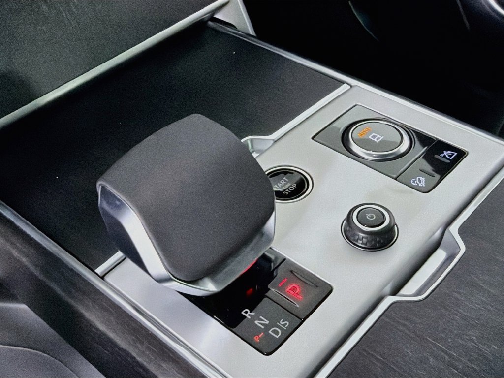 New 2027 Santorini Black Land Rover SE image 17