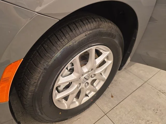 Used 2025 Ceramic Gray Clearcoat Chrysler Select image 37
