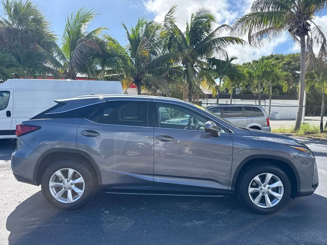 Used 2017  Lexus  image 6