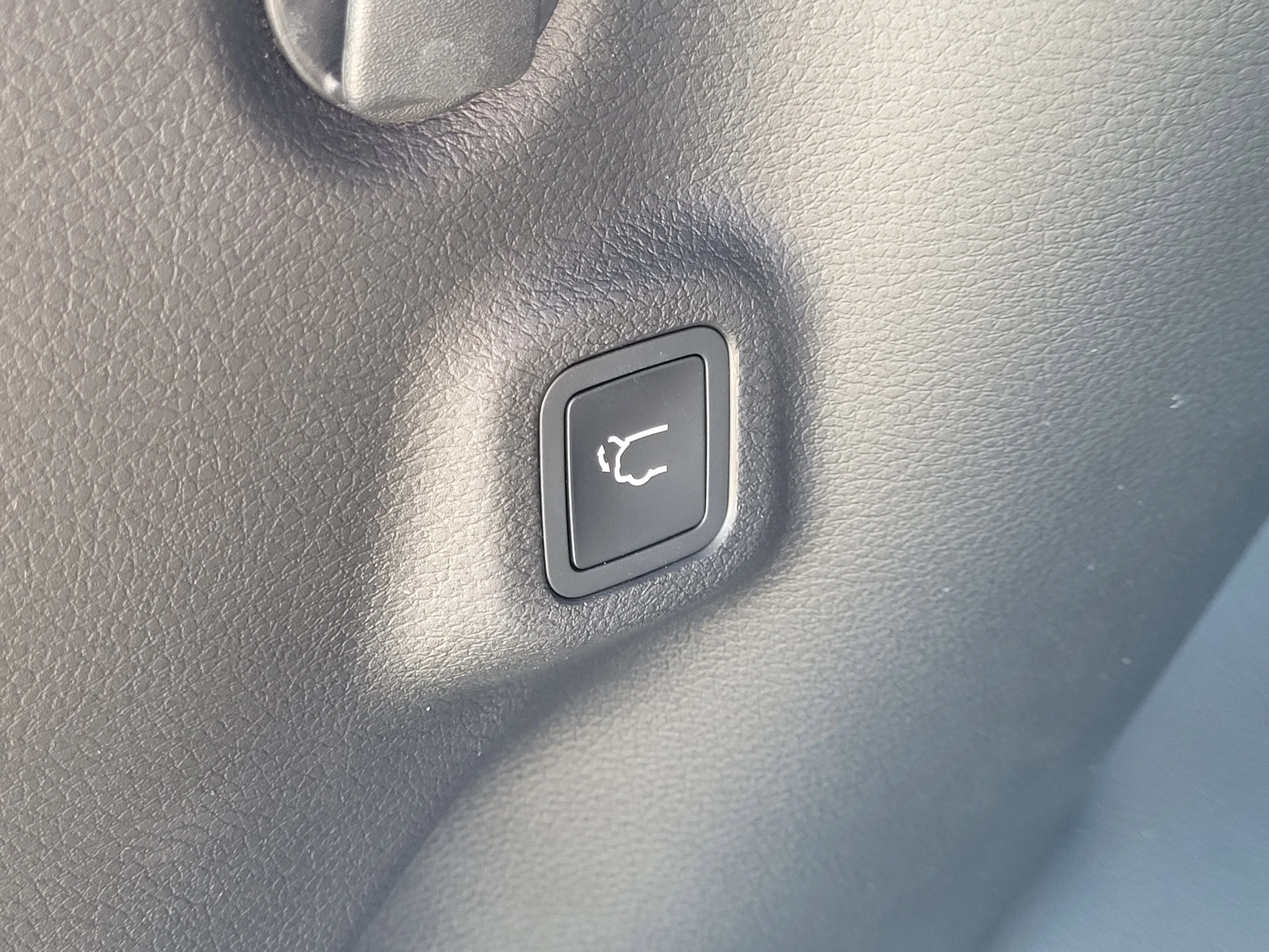 New 2026 Bright White Clearcoat Jeep Latitude image 6
