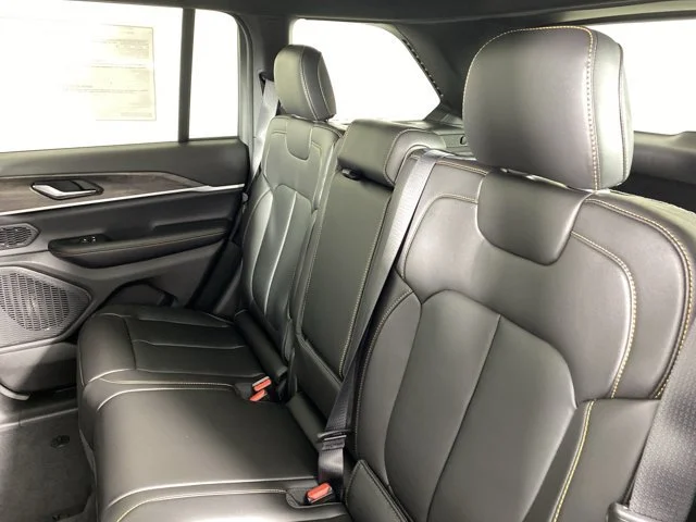 New 2026 Diamond Black Crystal Pearl-Coat Exterior Paint Jeep Limited image 31
