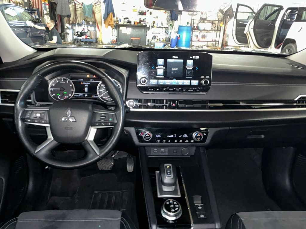 Used 2024  Mitsubishi SE image 16