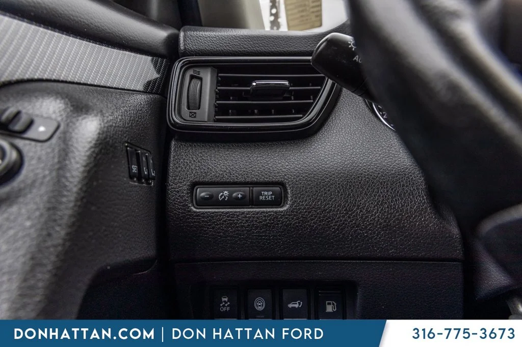 Used 2018 Silver Nissan SL image 12