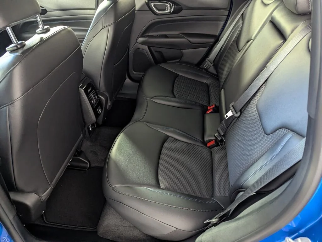 New 2026 Hydro Blue Pearlcoat Jeep Latitude Altitude image 14