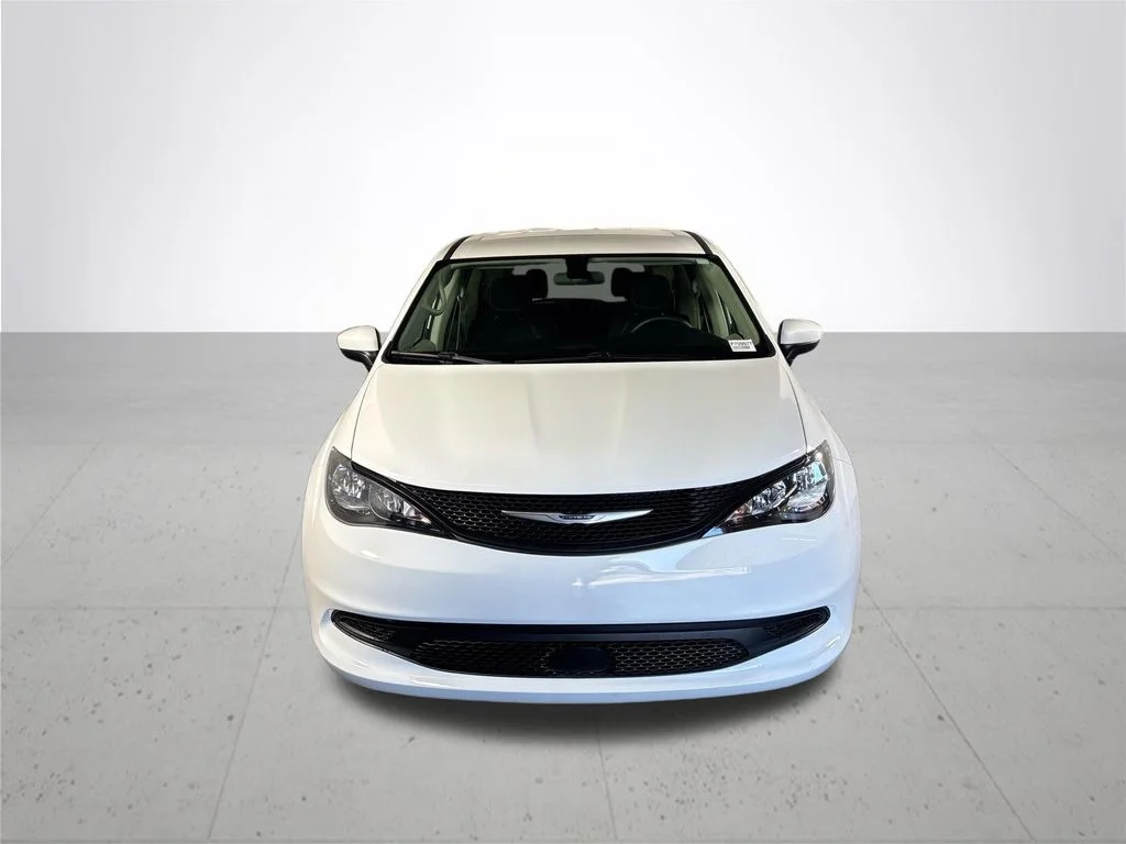 Used 2022 White Chrysler LX image 3