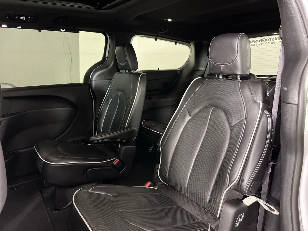 Used 2025 White Chrysler Limited image 25