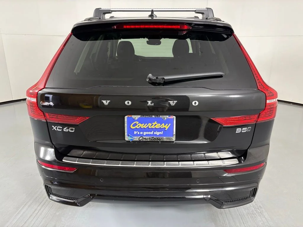 Used 2024 Onyx Black Metallic Volvo Core image 7