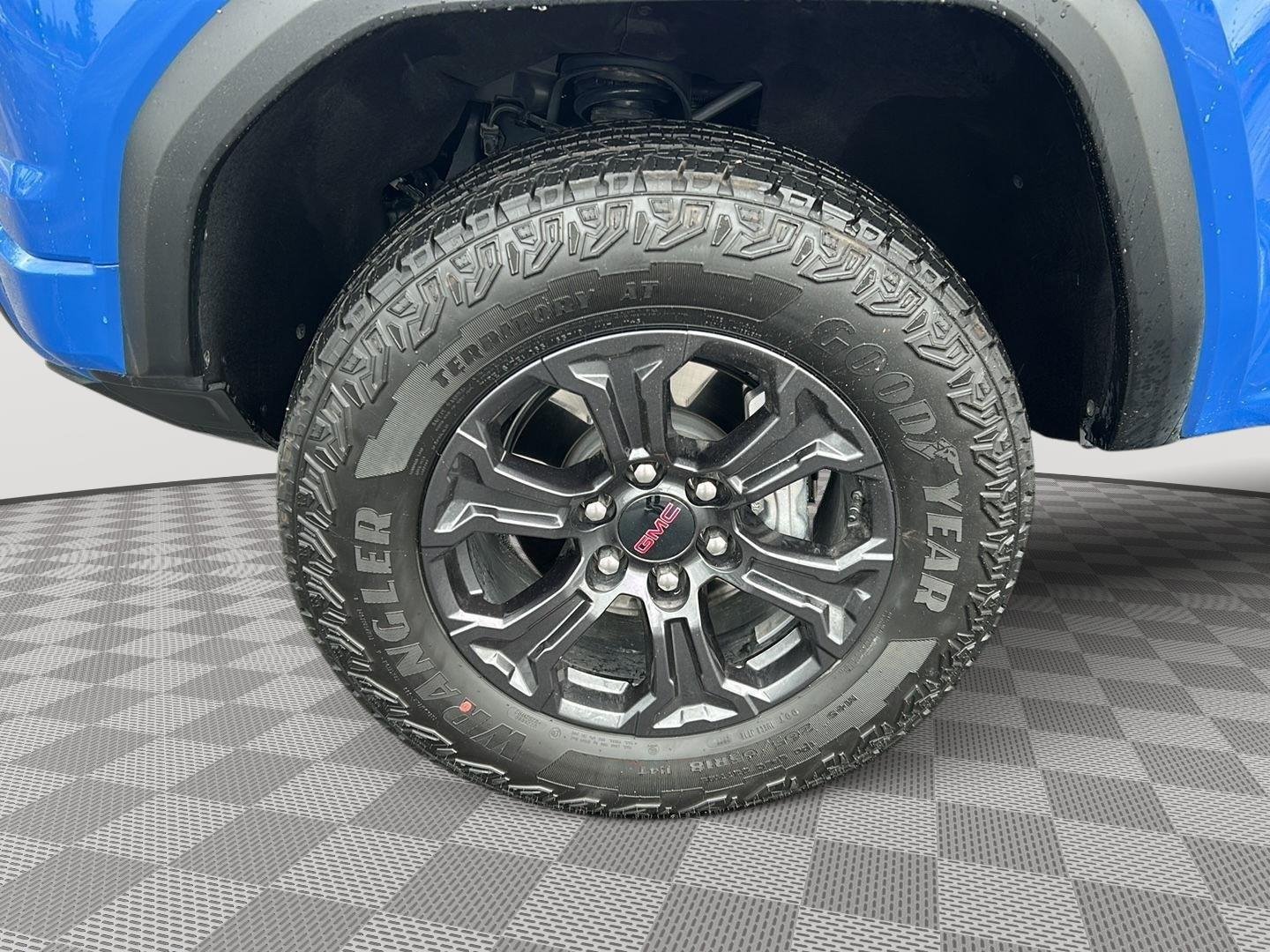 Used 2025 Rapids Metallic GMC 4WD Elevation image 6
