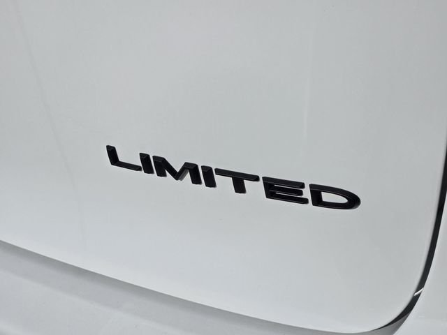 New 2026 Bright White Clear-Coat Exterior Paint Chrysler Limited image 25
