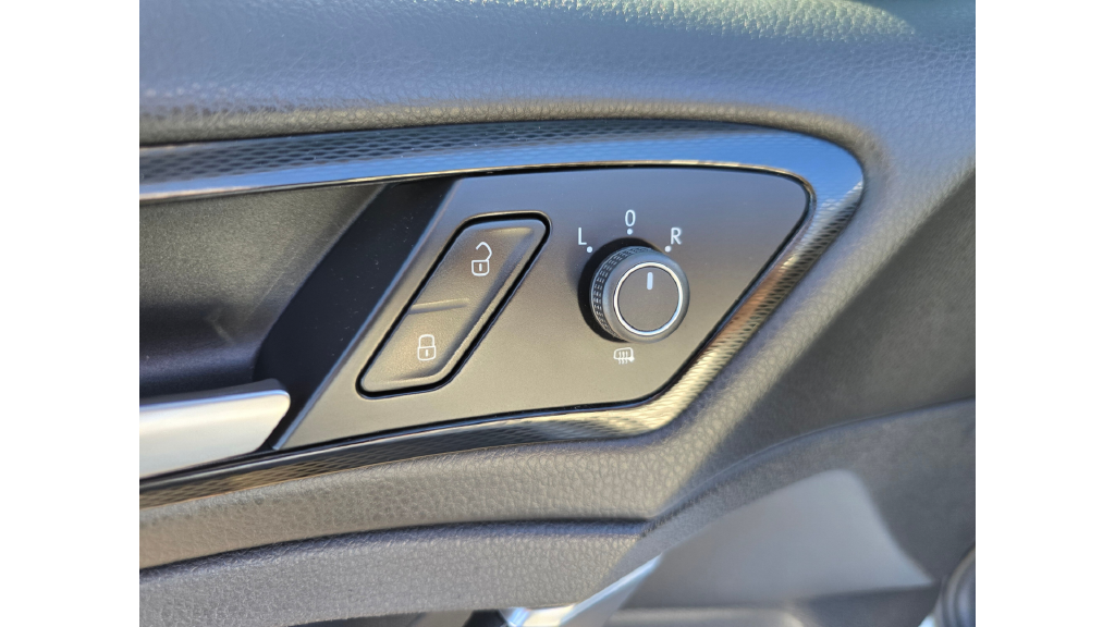 Used 2017  Volkswagen Sport image 48