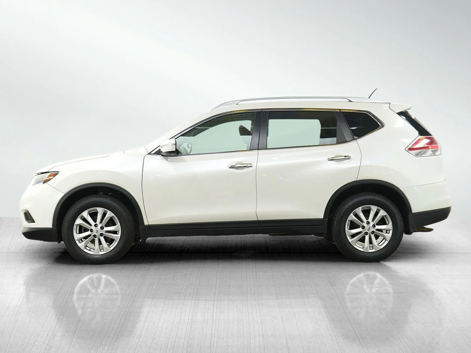 Used 2015 Nissan Rogue SV with VIN KNMAT2MV3FP566909 for sale in Burnsville, Minnesota