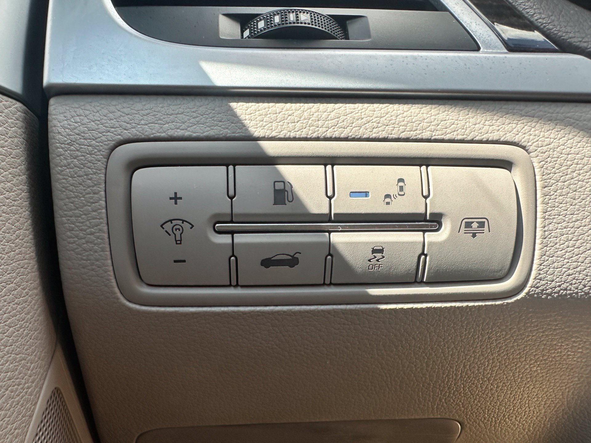 Used 2015 Blue Hyundai 3.8 image 10